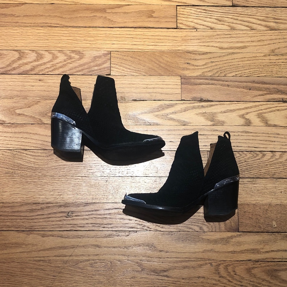 Jeffrey Campbell Cromwell Black Snakeskin Suede Booties. Size 6.5